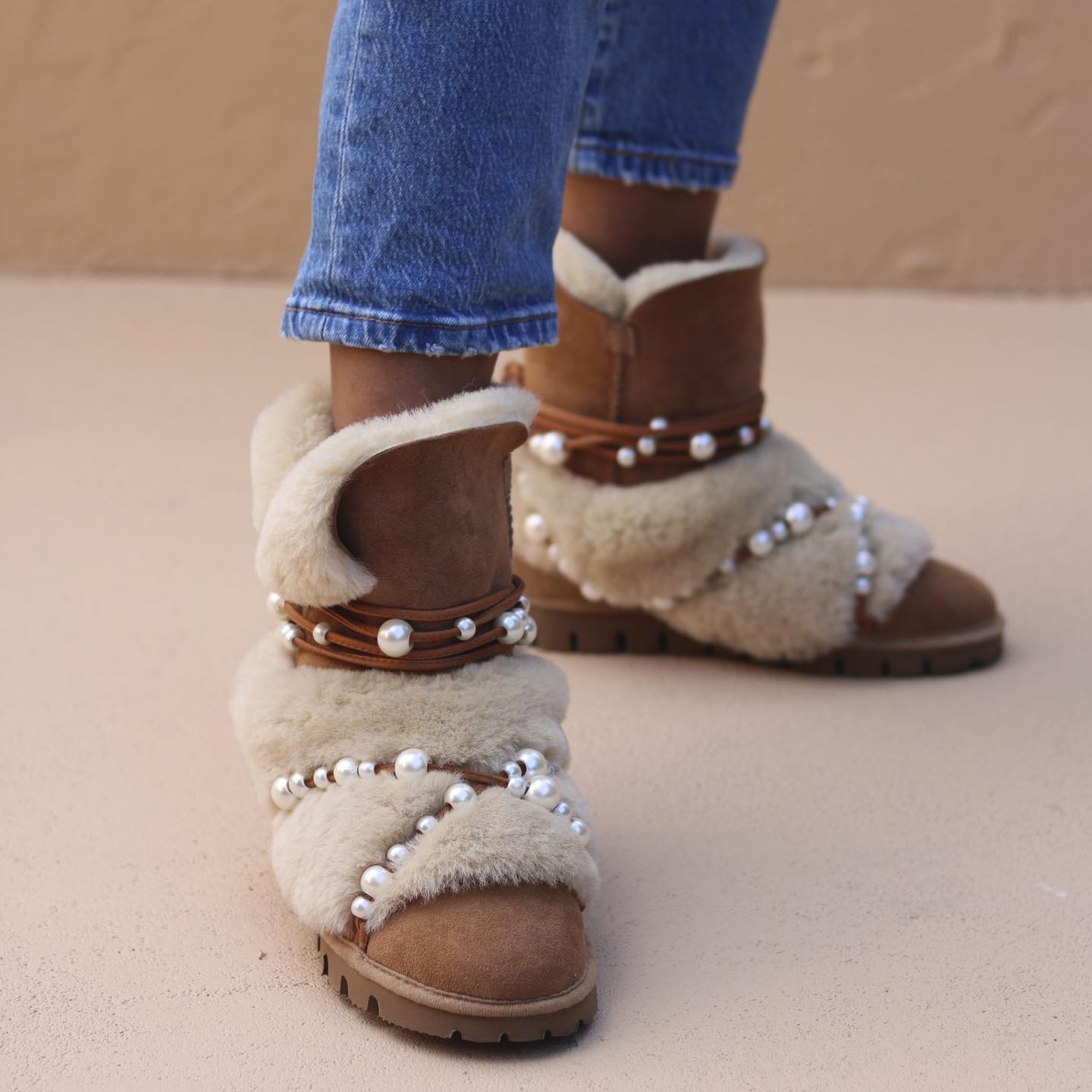 LEO CLASSIC PEARLS, the shearling boots