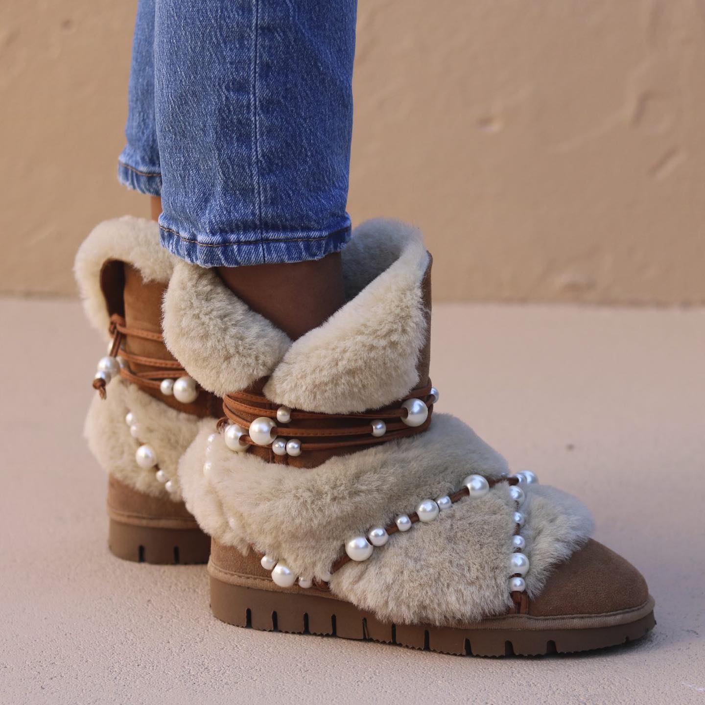 LEO CLASSIC PEARLS, the shearling boots