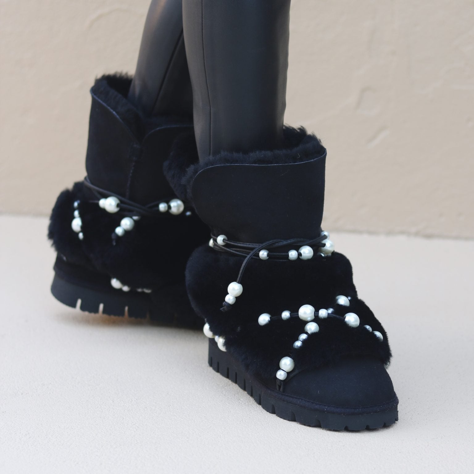 LEO PEARLS BLACK, the shearling boots