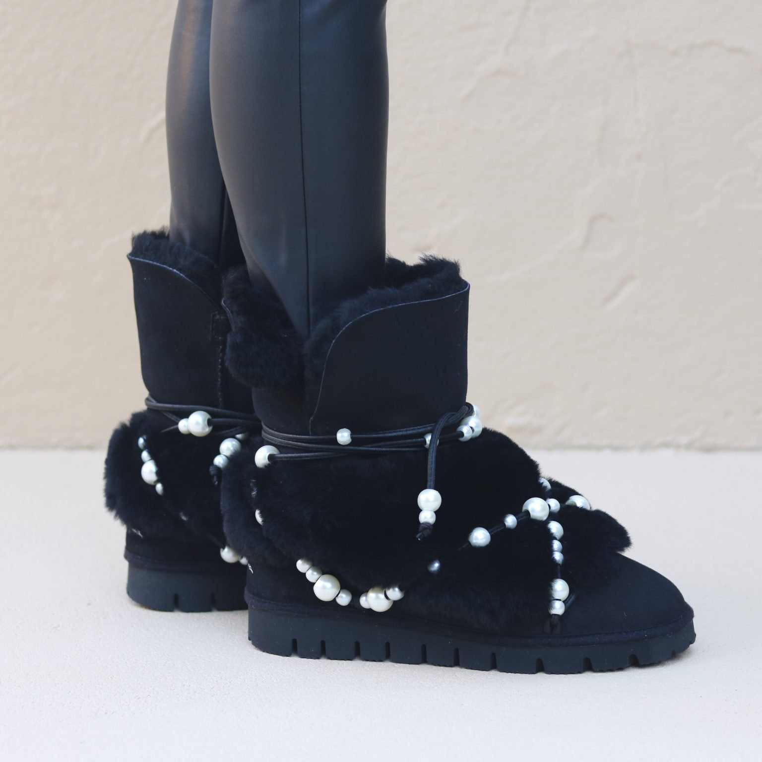 LEO PEARLS BLACK, the shearling boots