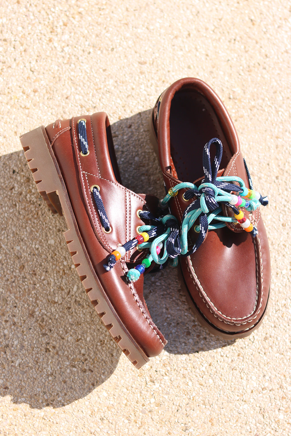 Ben chunky leather boat shoe single detail — tan leather with hand-stitched construction and handcrafted turquoise multicolour beaded laces, luxury boat shoe by Alameda Turquesa Portugal