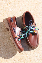 Ben chunky leather boat shoe single detail — tan leather with hand-stitched construction and handcrafted turquoise multicolour beaded laces, luxury boat shoe by Alameda Turquesa Portugal