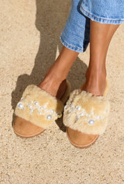 Pinctada Classic Pearls shearling mules — caramel shearling with hand-applied pearl embellishments, luxury slippers handcrafted in Portugal by Alameda Turquesa