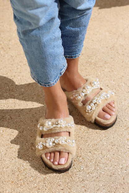 MIMI PEARLS, the shearling sandals