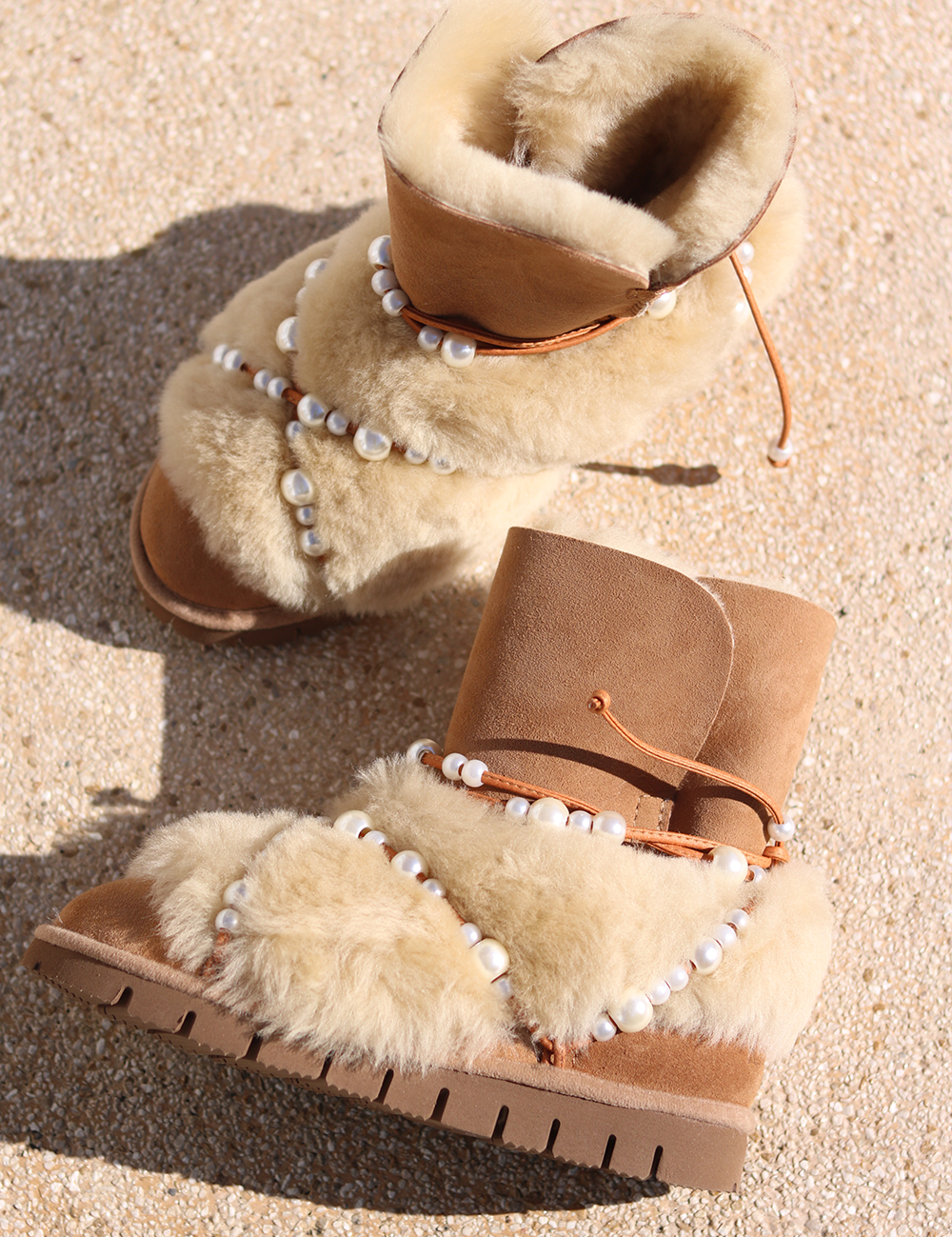 Leo Classic Pearls shearling boot flat lay — caramel suede and shearling snow boot with pearl embellishments, handmade in Portugal by Alameda Turquesa