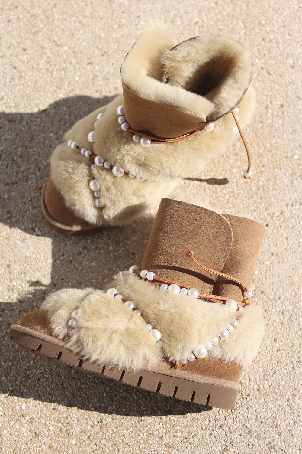 LEO CLASSIC PEARLS, the shearling boots