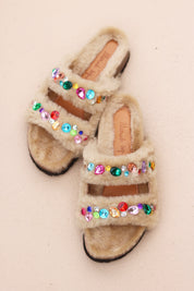 Yasmin Mimi Cream shearling flat sandal flat lay — cream double-strap shearling sandal with multicoloured gemstone embellishments and Alameda Turquesa insole, handmade in Portugal by Alameda Turquesa