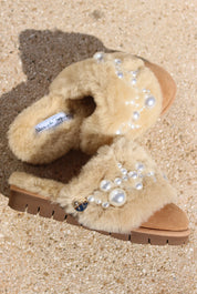 Pinctada Classic Pearls shearling mules close up — hand-applied pearl embellishment detail on caramel shearling, iconic luxury slippers by Alameda Turquesa Portugal