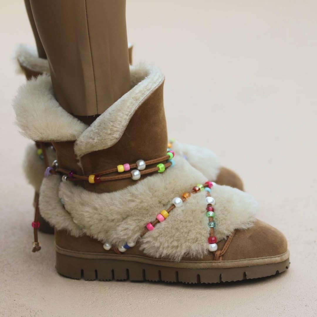 LEO RAINBOW BEADS, the shearling boots