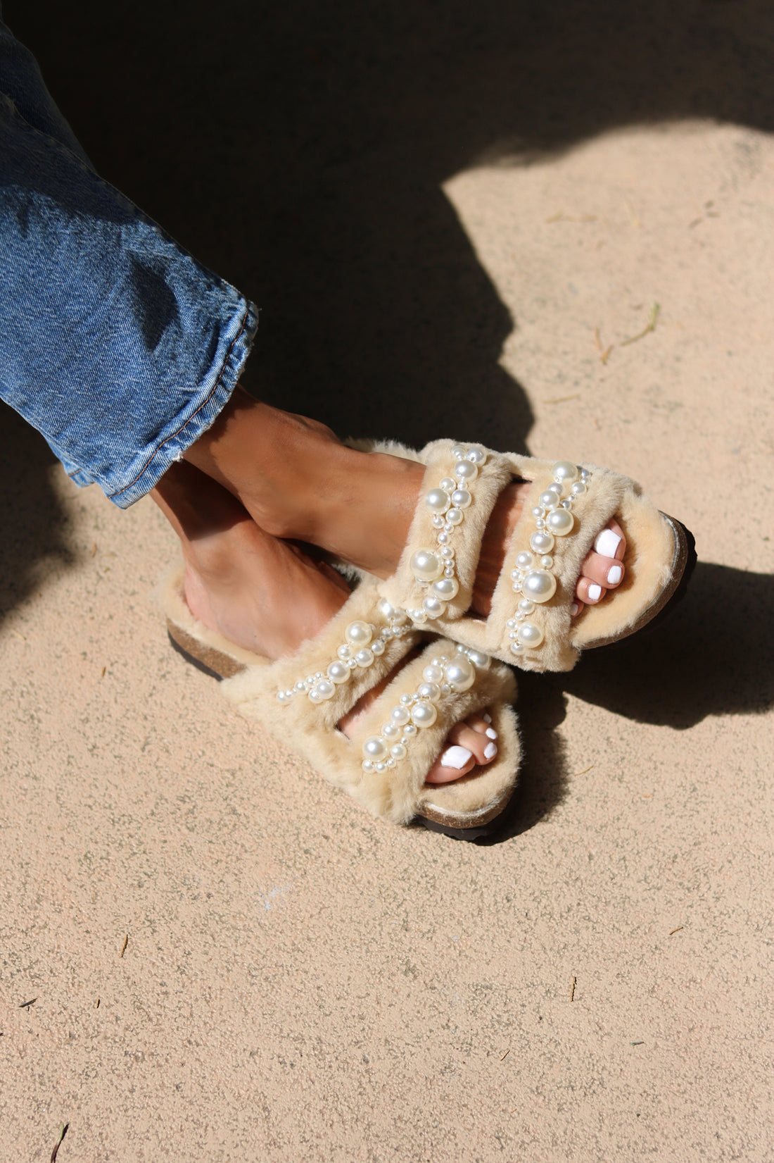 MIMI PEARLS, the shearling sandals
