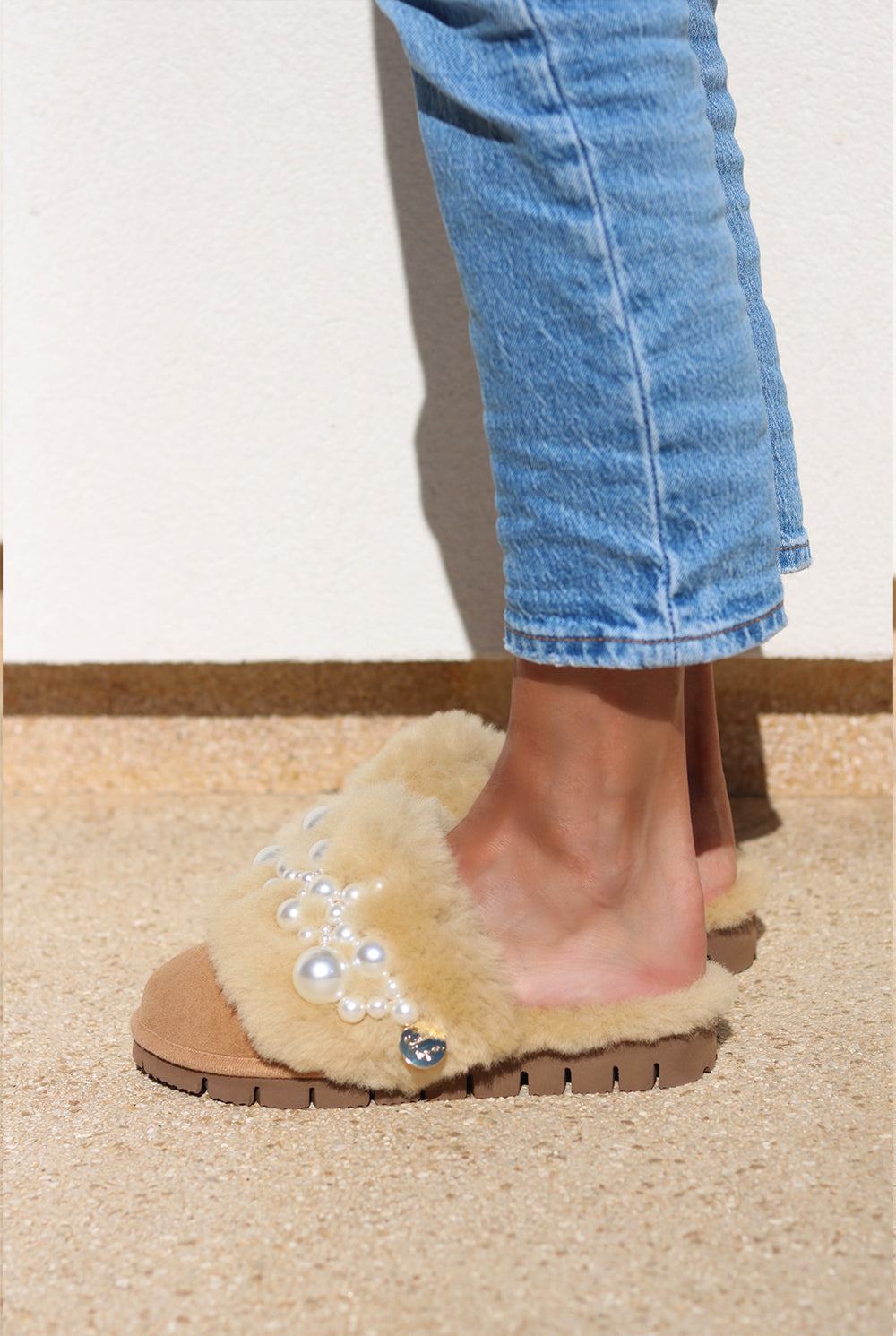 Pinctada Classic Pearls shearling mules side view — caramel shearling slide with pearl embellishment and chunky sole, handcrafted in Portugal by Alameda Turquesa