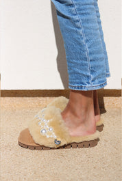 Pinctada Classic Pearls shearling mules side view — caramel shearling slide with pearl embellishment and chunky sole, handcrafted in Portugal by Alameda Turquesa