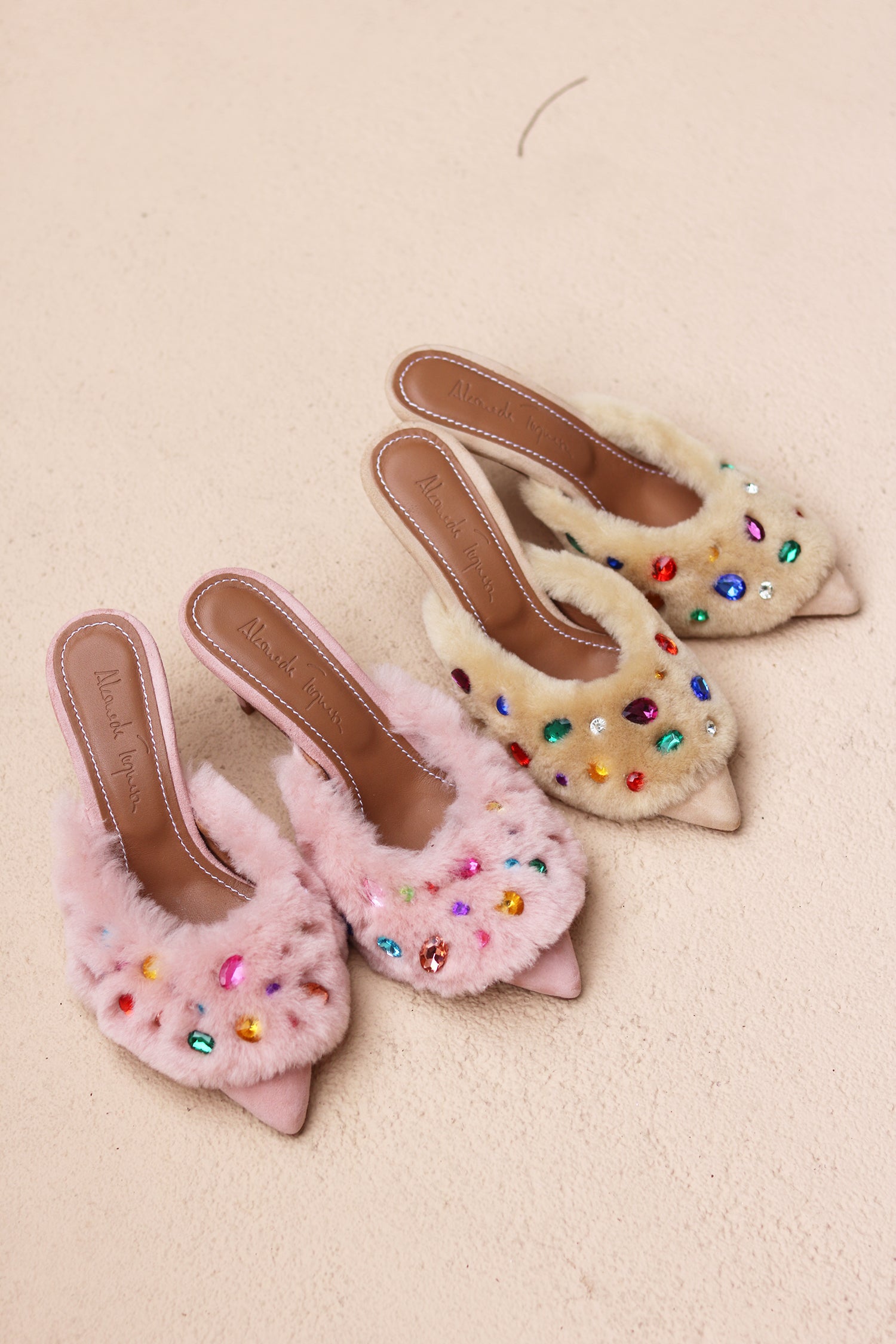 BELLA, die Shearling-Perlen-Mules
